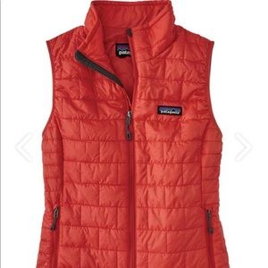 Patagonia Jag insulated puffer vest color tomatoe